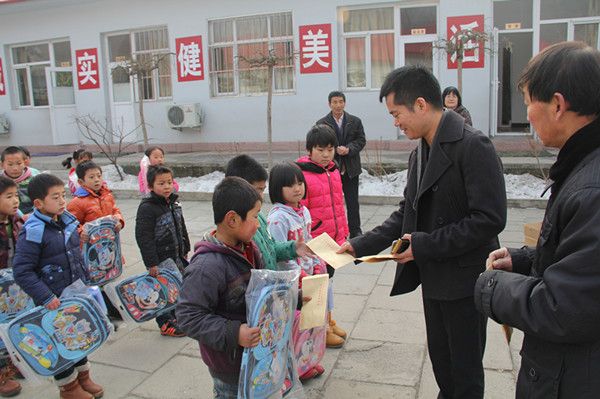 看望浙商希望小学的师生